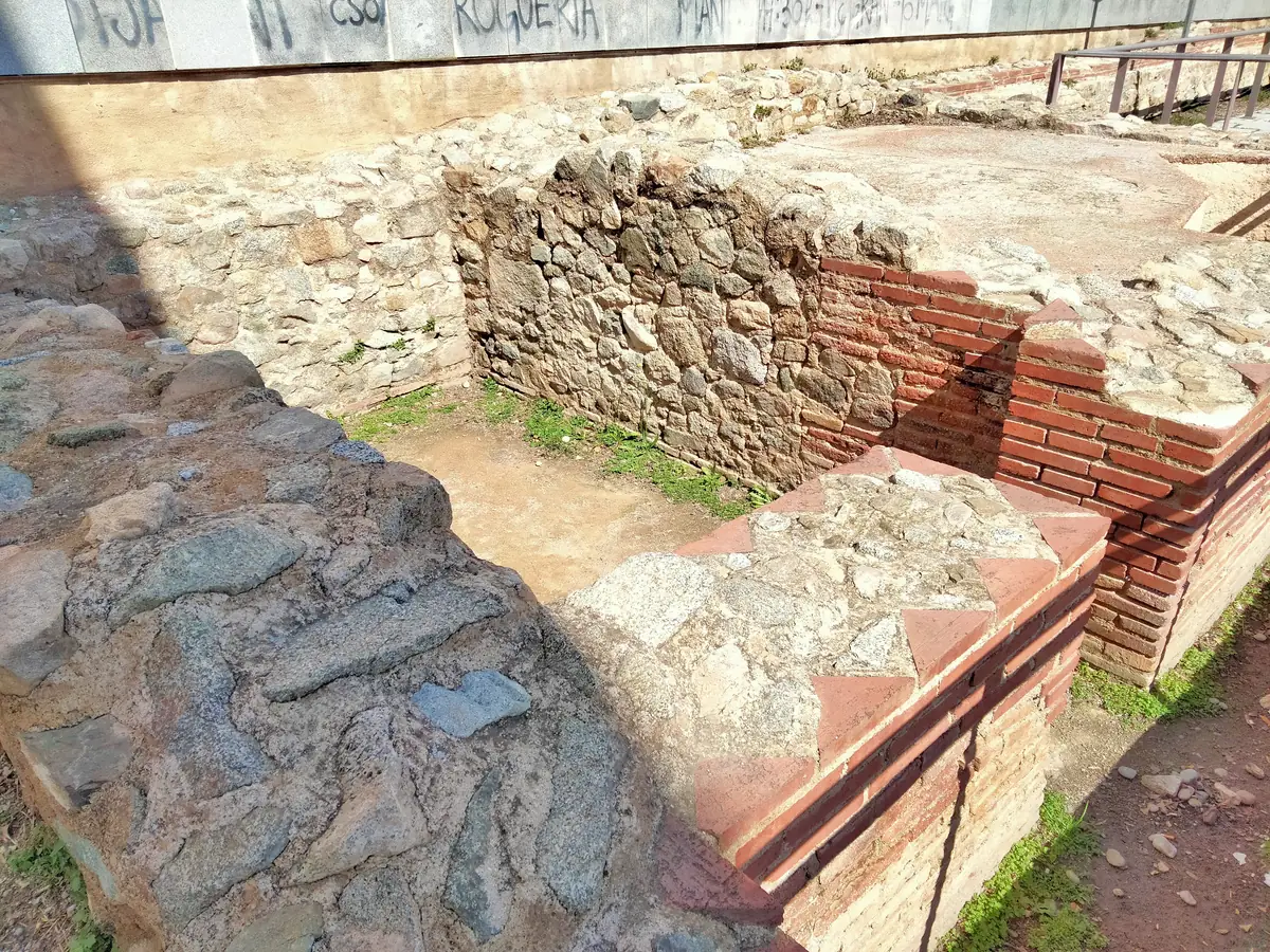 Muros de piedra y ladrillo de las termas romanas de Iluro, en la plaza de Can Xammar, Mataró